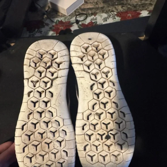 Nike Men's Black and White Athletic Shoes - Picture 4 of 4